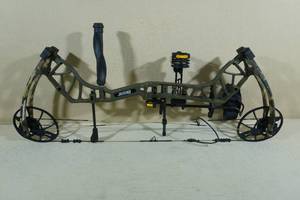 lot 45 image: Bear Legit RH Compound Bow - 60#27
