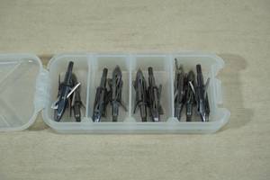 lot 49 image: 9 Mechanical Archery Broadheads