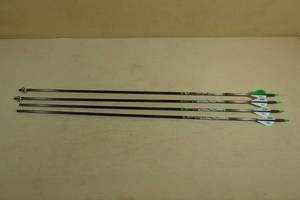 lot 64 image: 4 Mossy Oak Carbon Arrows - 2 Broadheads