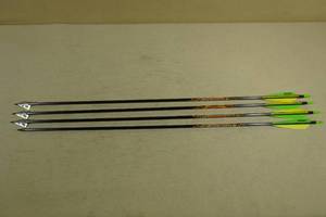 lot 65 image: 4 Beman BowHunter ICS Carbon Arrows - 3 Broadheads