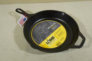 lot 130 image: Lodge 10.25 Wildlife Series Cast Irol Skillet