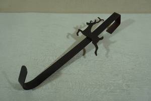 lot 132 image: 15.5 Metal Wreath Door Hanger