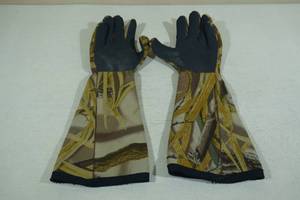 lot 262 image: Mad Dog Insulated Camo Gloves -Mens XL