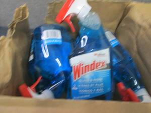 lot 475 image: 7- 32 oz Spray Bottles Windex- dama...