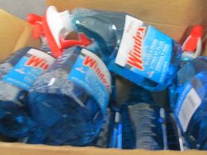lot 478 image: 8- 32 oz Spray Bottles Windex- dama...