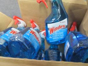 lot 479 image: 8- 32 oz Spray Bottles Windex- dama...