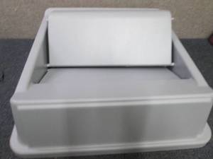 lot 460 image: Top for Large Square Rubbermaid Tra...