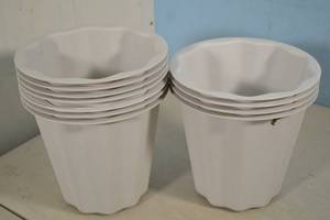 lot 2 image: 11ct Plastic Flower Pots