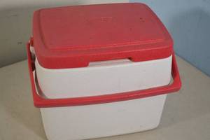 lot 33 image: Coleman Mini Cooler 10.5 x 8 x 9