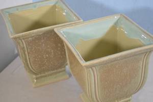 lot 34 image: 2ct Ceramic Flower Pots