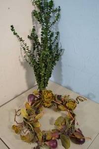 lot 6 image: FigArtichoke Wreath, Decorative Foliage