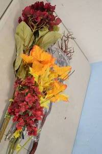 lot 11 image: Assorted Floral Decor