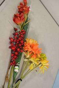 lot 13 image: Assorted Floral Decor