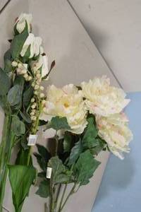 lot 15 image: Assorted Floral Decor