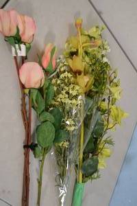 lot 16 image: Assorted Floral Decor