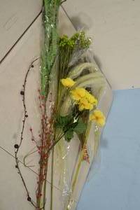 lot 18 image: Assorted Floral Decor
