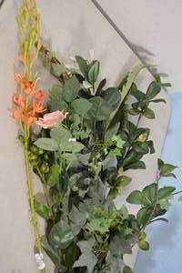 lot 19 image: Assorted Floral Decor