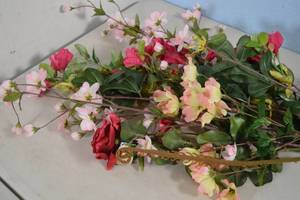 lot 22 image: Assorted Floral Decor