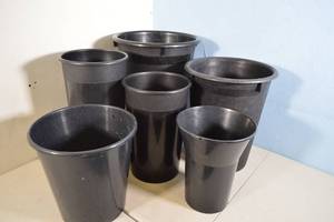 lot 64 image: Assorted Black Plastic Planters, Various Sizes