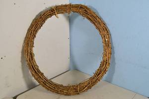 lot 85 image: Sparkly Gold Wicker Wreath