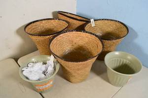 lot 89 image: Assorted Lot - Woven basin, basin, ropes.