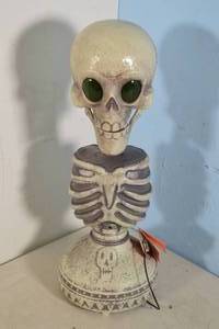 lot 111 image: Animated Light Up Skeleton Bust Halloween Decorative Scene Prop - Hyde & EEK Boutique
