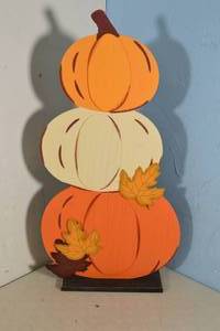lot 114 image: Stacked Pumpkins Wooden Sign Seasonal Halloween Decoration