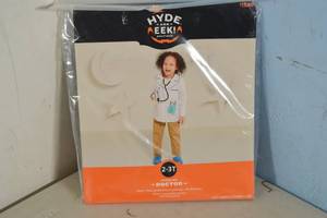 lot 138 image: Hyde & EEK Toddler Costume Doctor