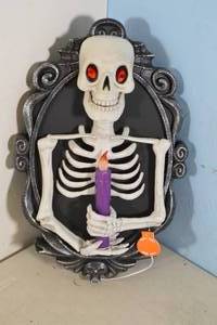 lot 140 image: Hyde and Eek Talking Animated Skeleton Door Knocker Welcome Halloween Rare