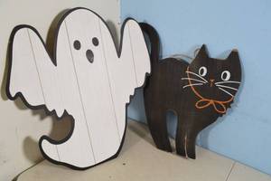 lot 141 image: Hyde & EEK Halloween Black Cat Decorative Porch Sign  Ghost Porch Sign