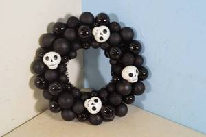 lot 142 image: Target Hyde & Eek Black Shatterproof Bulbs & Skulls Halloween Wreath 17 Inches