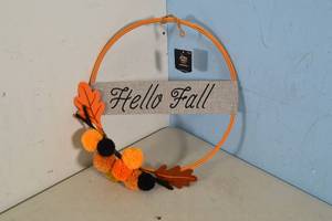 lot 164 image: Hyde & EEK Seasonal Wreath Decoration