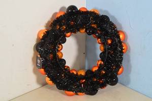 lot 144 image: Target Hyde & Eek BlackOrange Shatterproof Bulbs & Jack-o-lantern Halloween Wreath 17 Inches