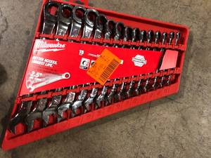 lot 29 image: Milwaukee SAE Ratcheting Combination Wrench Set (15-Piece) Customer Returns See Pictures