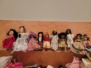 lot 51 image: Vintage Worldly Doll Collection