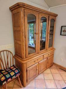lot 23 image: Contemporary Oak China Hutch