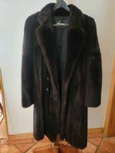 lot 4 image: Luxurious Mahogany Mink Coat from Cedrics