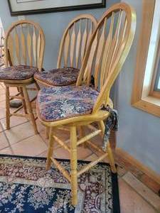 lot 17 image: Blonde Oak Windsor Swivel Bar Counter Stools