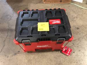 lot 44 image: Milwaukee PACKOUT 22 in. Modular XL Tool BoxCustomer Returns See Pictures