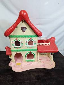 lot 5 image: Strawberry Shortcake Playhouse