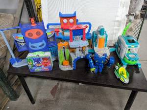 lot 9 image: PJ Masks Toys