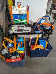 lot 8 image: Hot Wheels Race Tracks