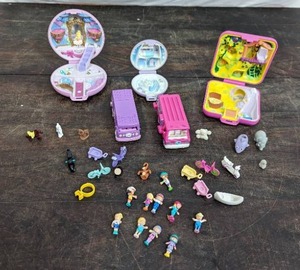 lot 25 image: Polly Pocket Collection