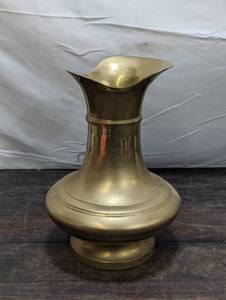 lot 38 image: Brass Vase