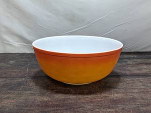 lot 45 image: Pyrex Bowl