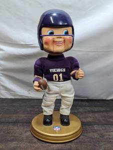 lot 51 image: Vintage Vikings Hank Rockin Randall