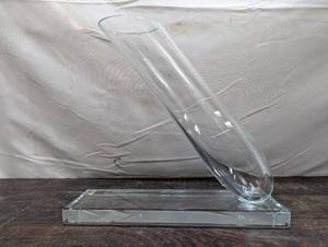 lot 58 image: Vintage Art Glass Vase