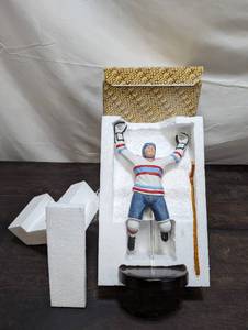 lot 59 image: Vintage Enesco Ice Hockey Player Figurine