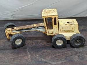 lot 78 image: Vintage Nylint Corporation Sand And Gravel Tractor