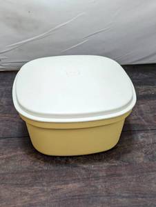lot 94 image: Tupperware Salad Container